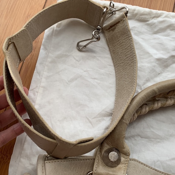 Balenciaga Motorcycle bag with large silver grommets in oatmeal color - Picture 6 of 10